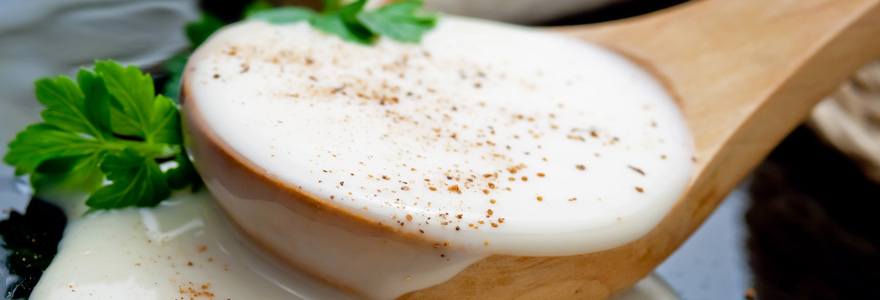 une sauce béchamel 